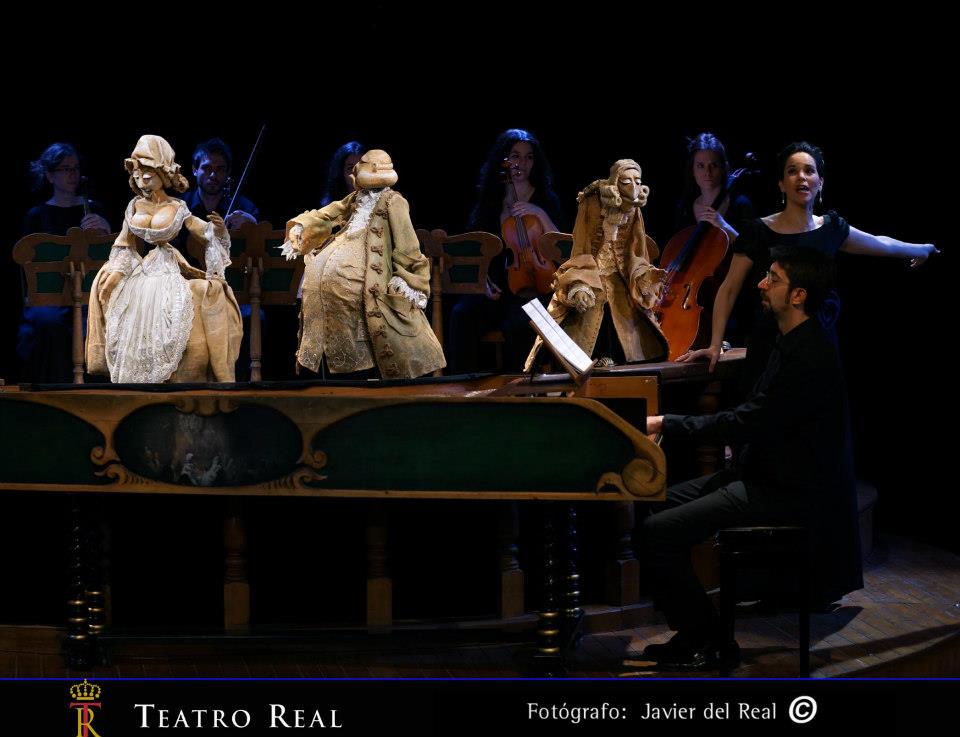 Títeres, cantantes, músicos, director... Fotografía de Javier del Real.