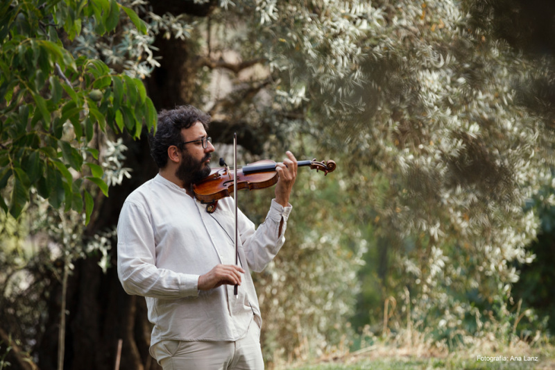 Almavera y nuestro violinista. Fotos: Ana Lanz. Títeres Etcétera