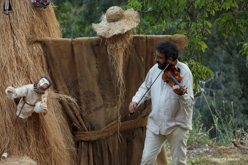 Almavera y el violinista y el titeres violinista. Fotos: Ana Lanz. Títeres Etcétera